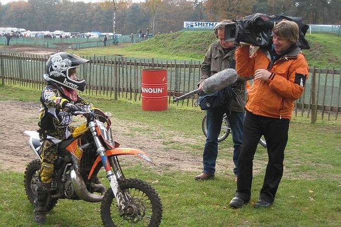 Motocrosser Mack Bouwense tijdens de opnamen op circuit de Herselse Bossen