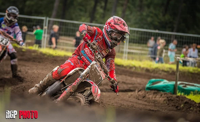 Mack Bouwense verbijt de pijn in Lierop maar wordt weer leider in het NK 85cc