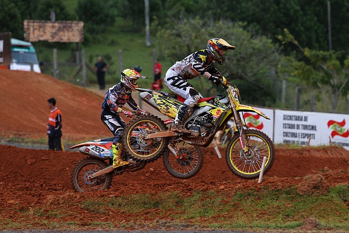 Het duel tussen Clement Desalle en Antonio Cairoli tijdens de Braziliaanse GP