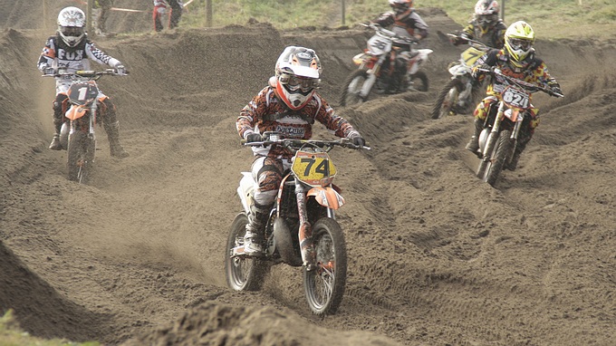 De Lunterense Twan van Essen aan kop bij de 65cc klasse