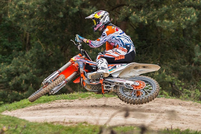 Jeffrey Herlings rijdt eerste meters op de motor