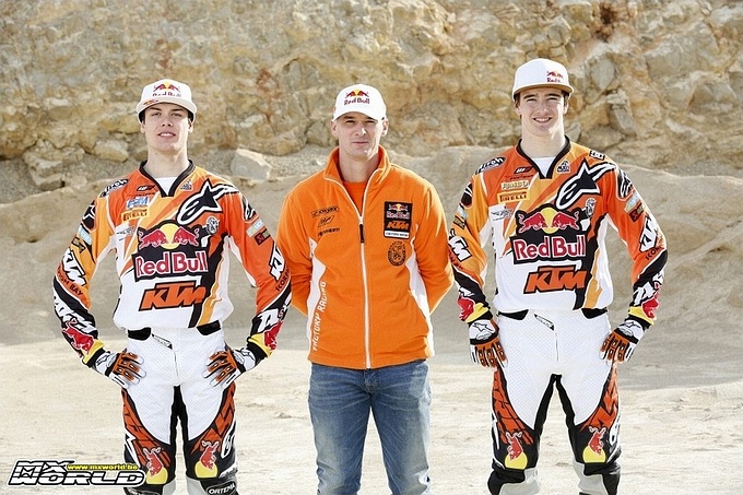 KTM fotoshoot tijdens de winterstage in het Spaanse Benicassim 2013 - Jeremy van Horebeek, Stefan Everts (KTM Teambaas), Jeffrey Herlings