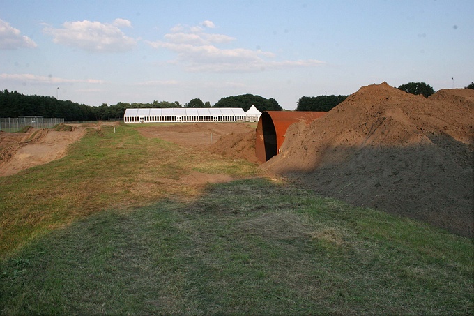 De nieuwe finishbult met tunnel in wording