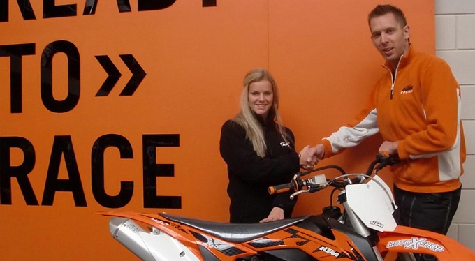 Marianne Veenstra in 2013 op MotoXshop KTM